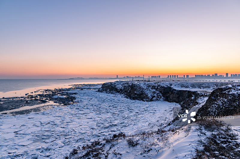 锦州冬季雪后海冰结冰的大海日落宁静渤海湾锦州湾积雪白自然户外图片素材