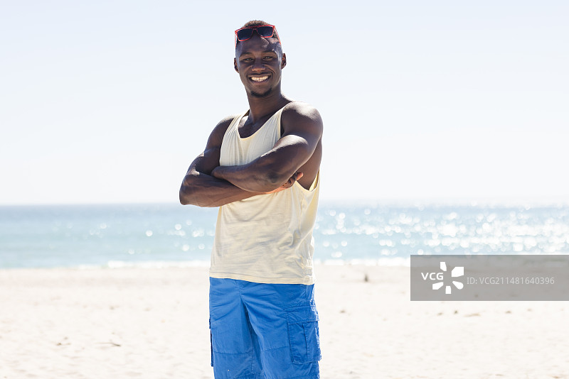 年轻的非裔美国男子自信地站在海滩上图片素材