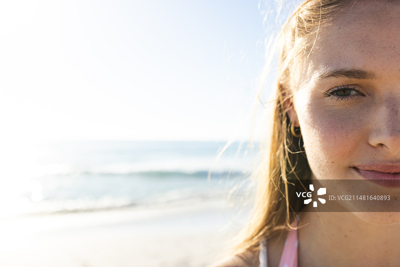 年轻的白人女性在海滩，特写，留白图片素材