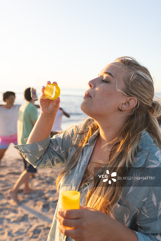 年轻的白人女子参加海滩派对图片素材