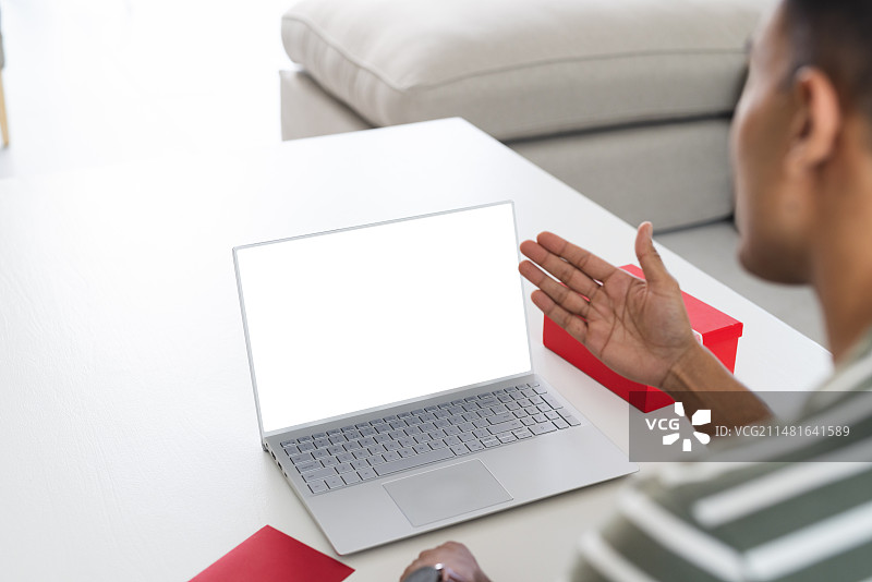 中东男子在家中进行视频通话，带有文案空间图片素材