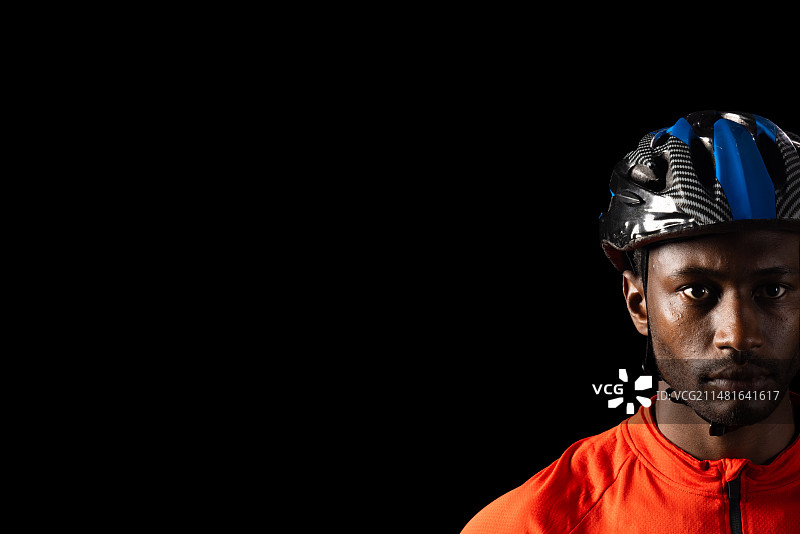 黑色背景上的非洲裔美国自行车手图片素材