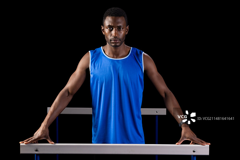 健身房里的非裔美国男人，专注而有力地克服障碍图片素材