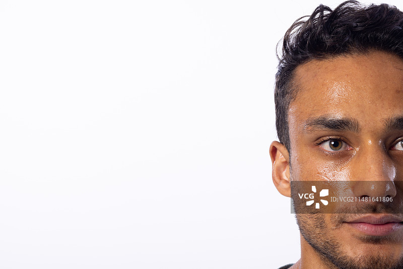白色背景上的年轻混血男子特写，留有文案空间图片素材