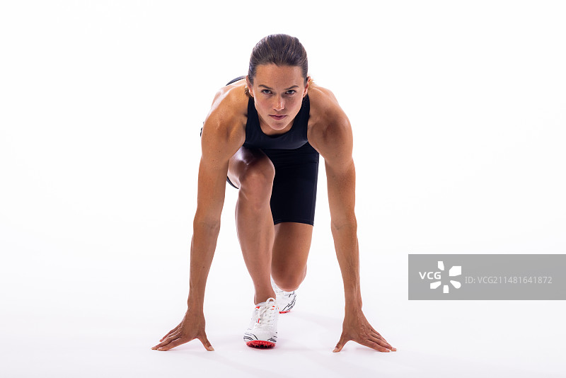 白色背景上的起跑姿势的运动员图片素材
