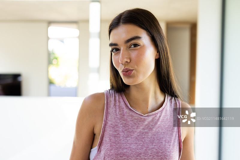 在家中俏皮嘟嘴的白人少女图片素材