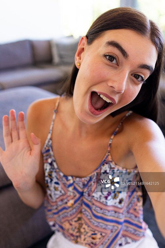 舒适的家中热情的白人少女图片素材