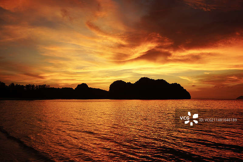 马来西亚兰卡威丹绒鲁海滩的落日及海岛剪影图片素材