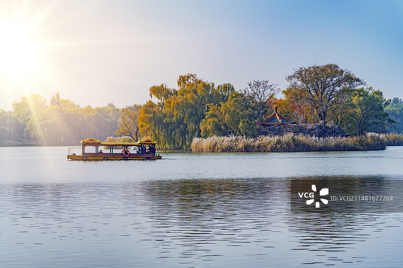 圆明园遗址公园蓬岛瑶台中心湖岛秋天红叶图片素材