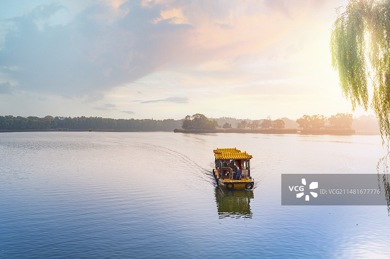 圆明园遗址公园蓬岛瑶台中心湖岛秋天红叶图片素材