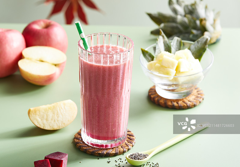 桌子上果蔬汁饮料特写图片素材