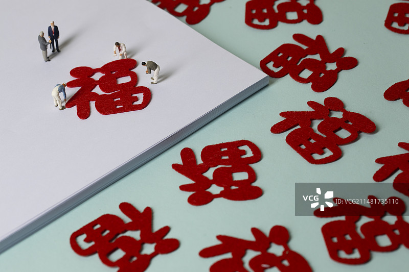 正在加工福字的工人图片素材