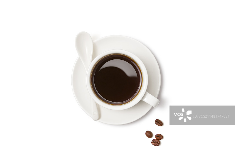 白色背景下的咖啡豆和咖啡，高角度水平视图图片素材