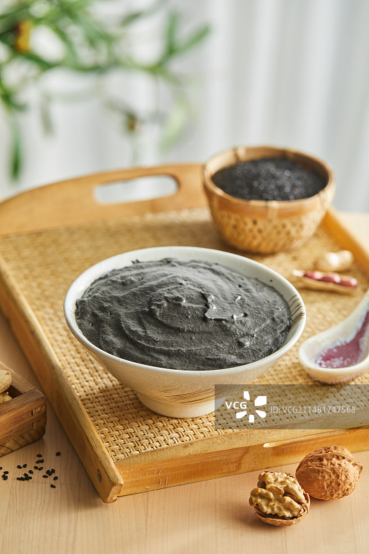 桌子上的美食特写 芝麻糊图片素材