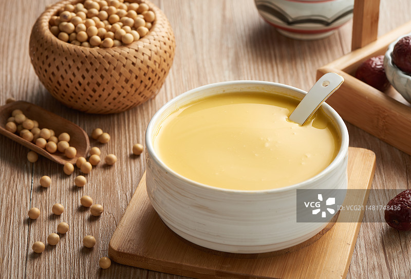 餐桌上的美食特写 红枣枸杞豆浆图片素材