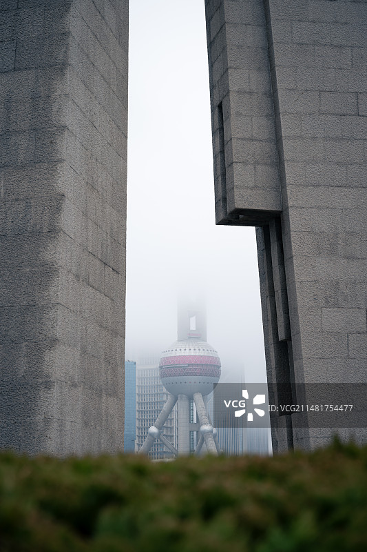 迷雾中的上海外滩和陆家嘴图片素材