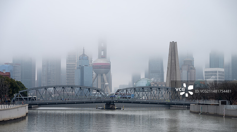 迷雾中的上海外滩和陆家嘴图片素材