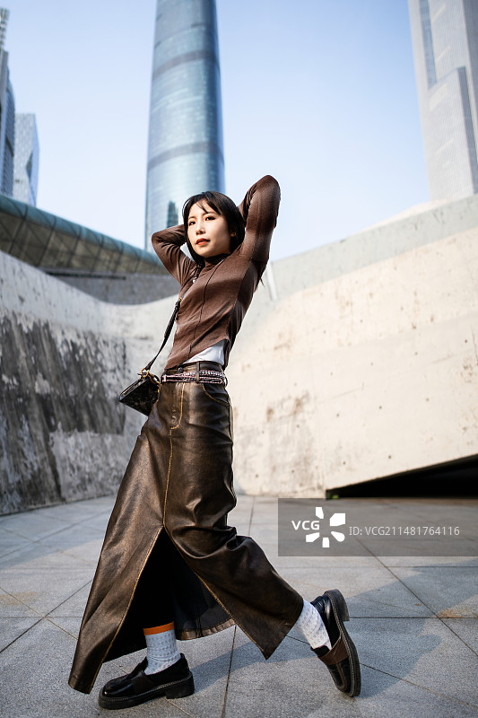 在城市里跑起来很酷的时尚女人图片素材