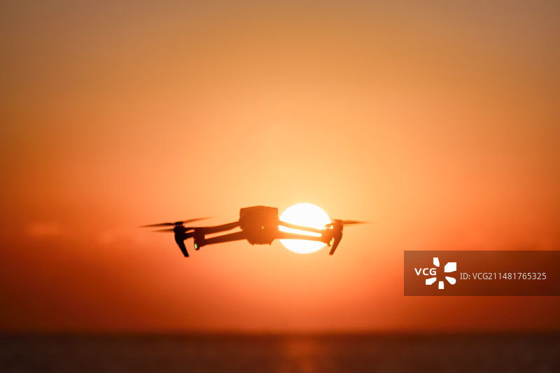 海上日出的飞机剪影图片素材