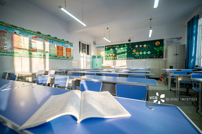 空教室课桌上的一本书，教育，学校，高考图片素材