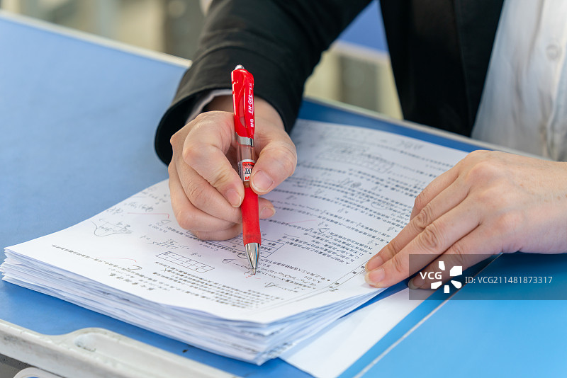 女教师批改考卷手部特写镜头图片素材