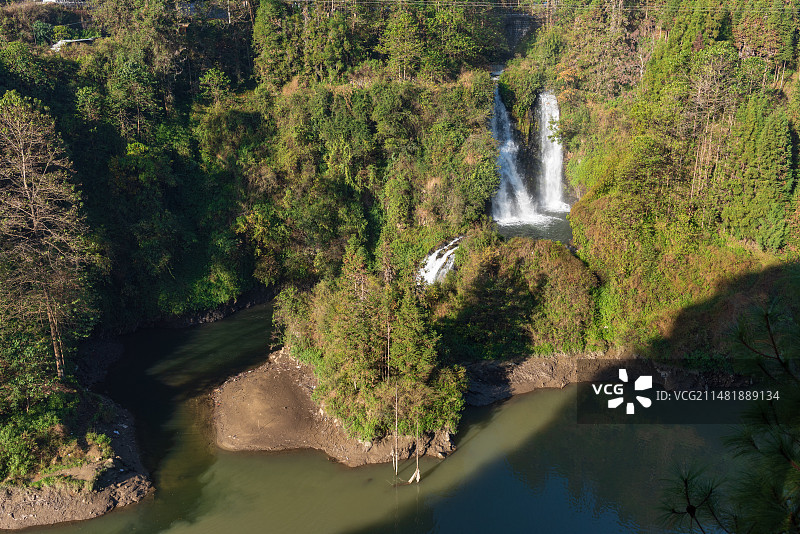 银杏村旁的瀑布图片素材