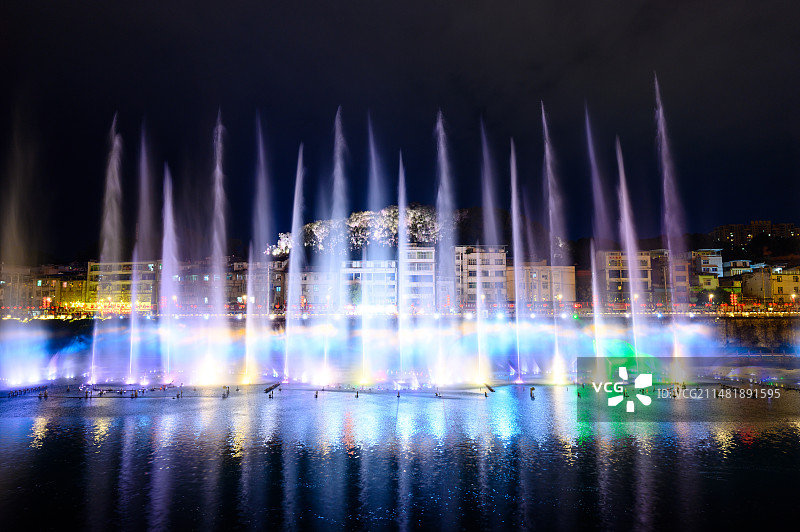 中国湖北省恩施清江亲水走廊新年春节音乐喷泉图片素材