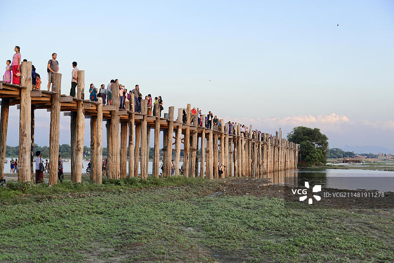 缅甸乌本桥上的人们图片素材