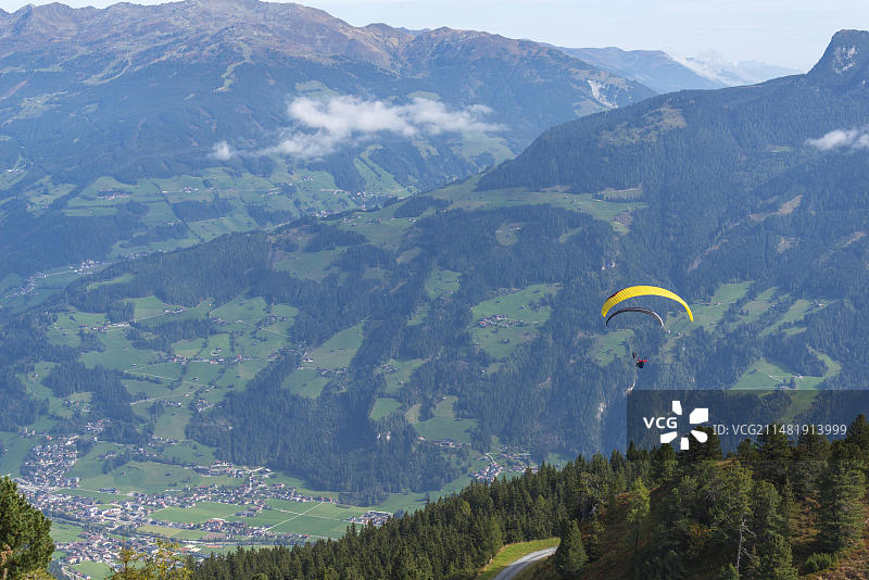 彭肯峰双人滑翔伞飞行，齐勒塔尔阿尔卑斯山，蒂罗尔，奥地利图片素材