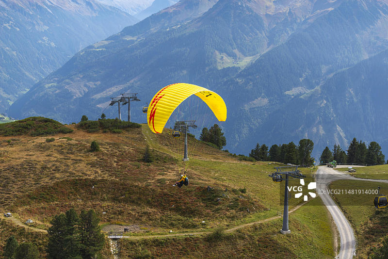 彭肯双人滑翔伞飞行，奥地利蒂罗尔州齐勒塔尔阿尔卑斯山高山风光图片素材
