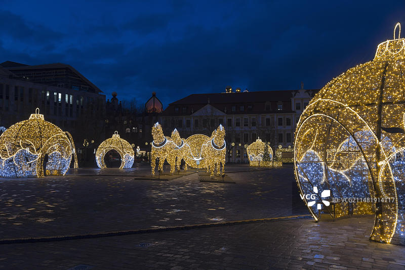 金色骏马雕塑、发光地球仪、大教堂广场——德国萨克森-安哈尔特州马格德堡市的圣诞和冬季灯光展(中德最盛大)图片素材