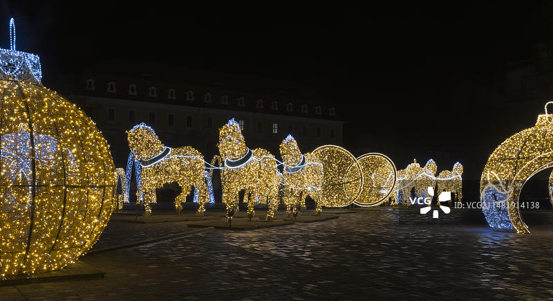 金色骏马雕塑、发光地球仪、大教堂广场——德国萨克森-安哈尔特州马格德堡市的圣诞和冬季灯光展（中德最盛大）图片素材