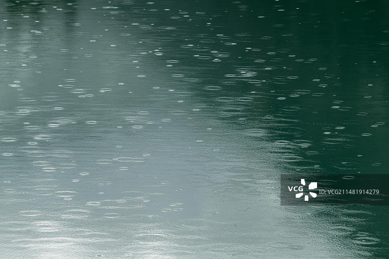 奥地利蒂罗尔曾斯蒂尔普高山自然公园绿宝石水库上的雨滴图片素材