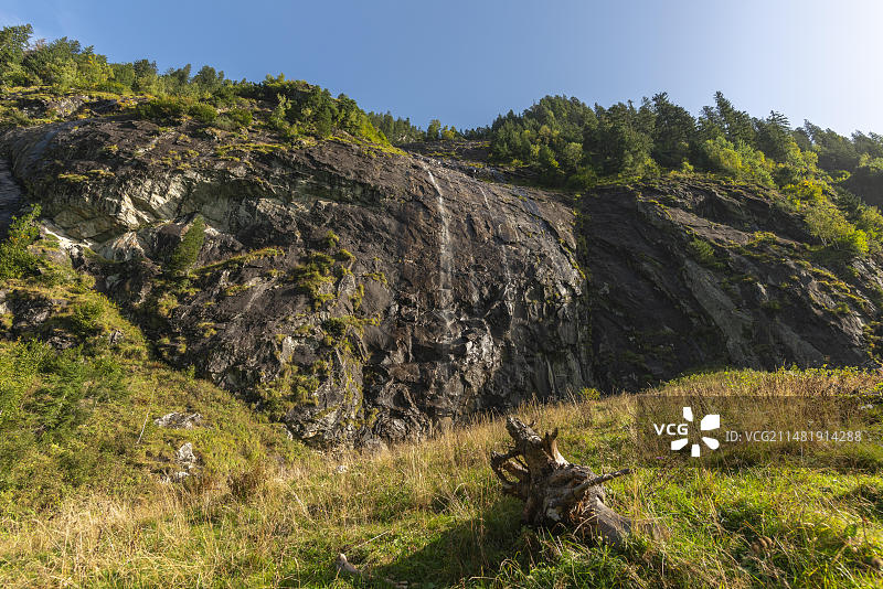 奥地利蒂罗尔州钦默塔尔阿尔卑斯山高山自然公园瀑布岩壁冷杉树风光图片素材