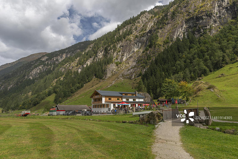 奥地利蒂罗尔州斯蒂鲁普山谷自然公园徒步小径木桥风光图片素材