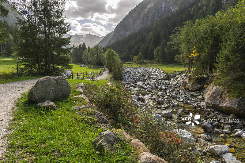 奥地利蒂罗尔曾斯塔尔阿尔卑斯山自然公园的徒步小径图片素材