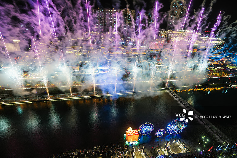 国家4A级县城景区湖北宣恩贡水河畔墨大楼前的焰火图片素材