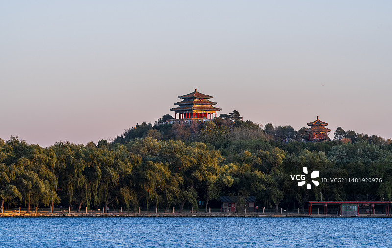 北海公园观看日落阳光照射景山公园万春亭图片素材