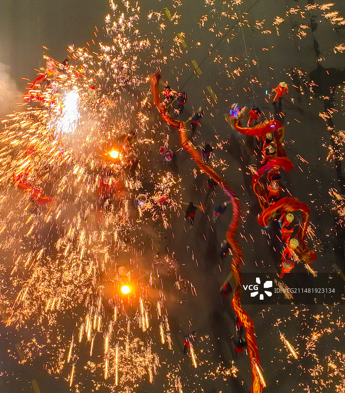 贵州省遵义市新蒲新区欢庆元宵系列活动中，舞龙和打铁花同步进行，一幅长龙与铁花共舞闹元宵的场面显得别致图片素材