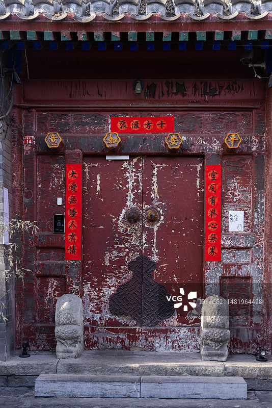 北京四合院春节张贴的春联图片素材