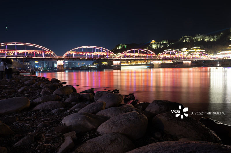 春节过年甘肃兰州白塔山中山桥黄河夜景长时间曝光城市风光图片素材
