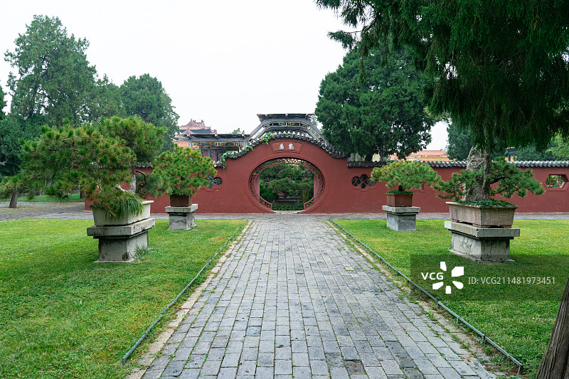 中国山东泰安著名景点泰山旅行旅游目的地风景区，泰山第一行宫岱庙，随墙门和红色的墙壁，户外白昼无人图像图片素材