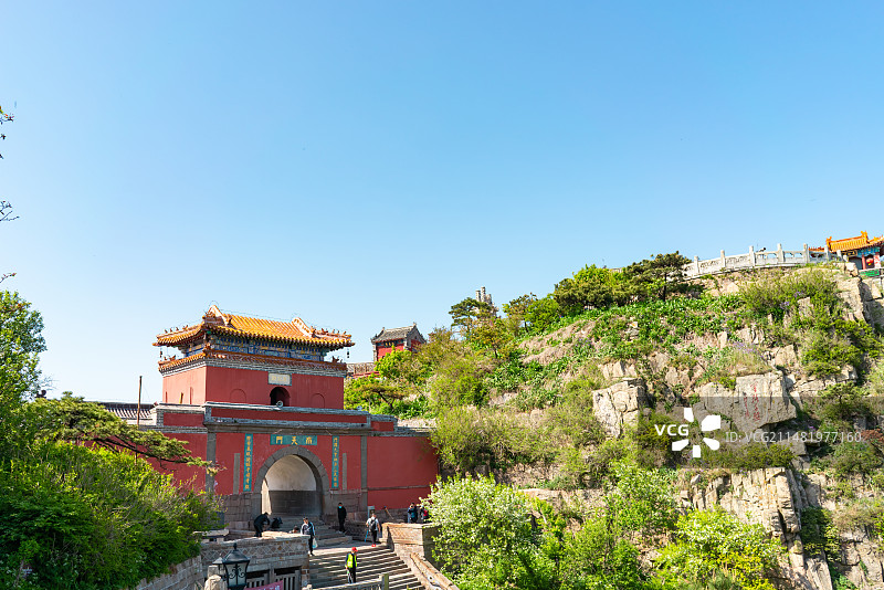 中国非都市风光拍摄主题，山东省泰安市国内著名景点泰山风景区，平视角仰拍南天门红色城门和蓝天图片素材