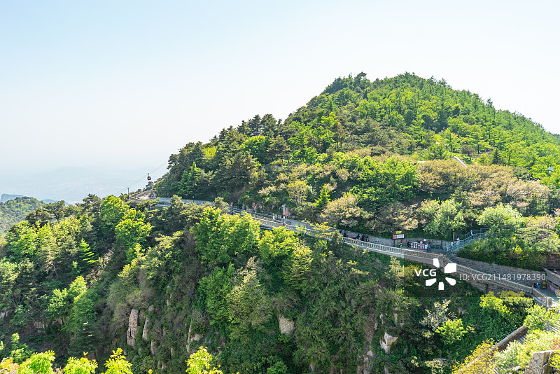 中国非都市风光拍摄主题，山东泰安国内著名景点泰山风景区，玉皇顶眺望南天门索道，户外白昼无人图像摄影图片素材