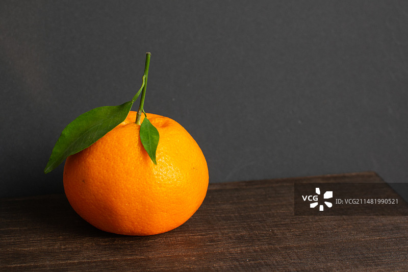 耙耙柑 丑橘 灰色背景 放在木桌上图片素材