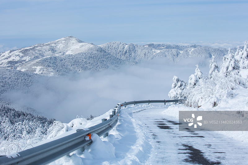 雪山下的公路图片素材