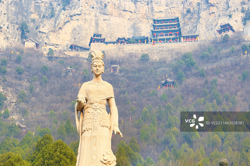河北省邯郸市涉县娲皇宫风景名胜区女娲雕像与半山腰上宏伟的娲皇阁图片素材
