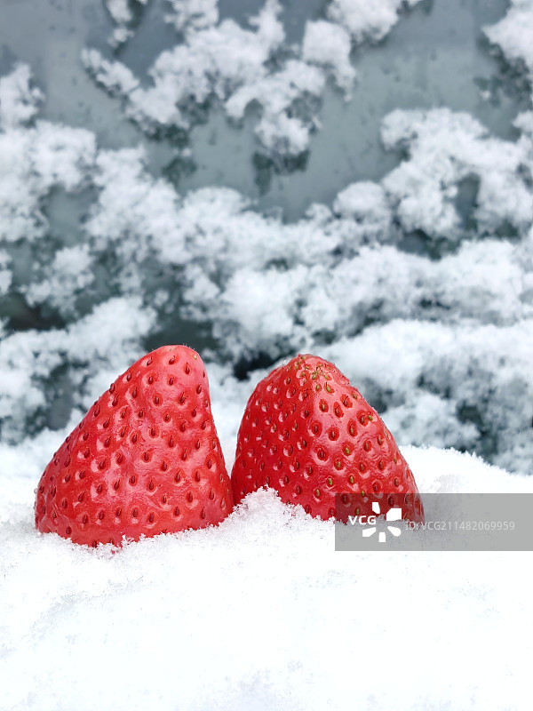 雪地上草莓的特写镜头图片素材