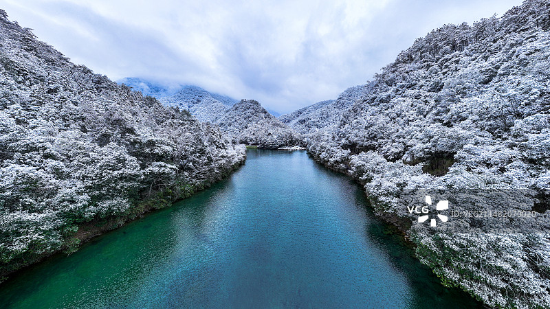 雪峰映碧潭图片素材