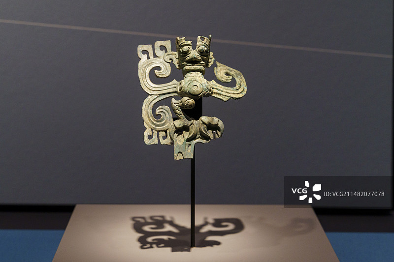 四川广汉三星堆遗址出土青铜鸟人像图片素材